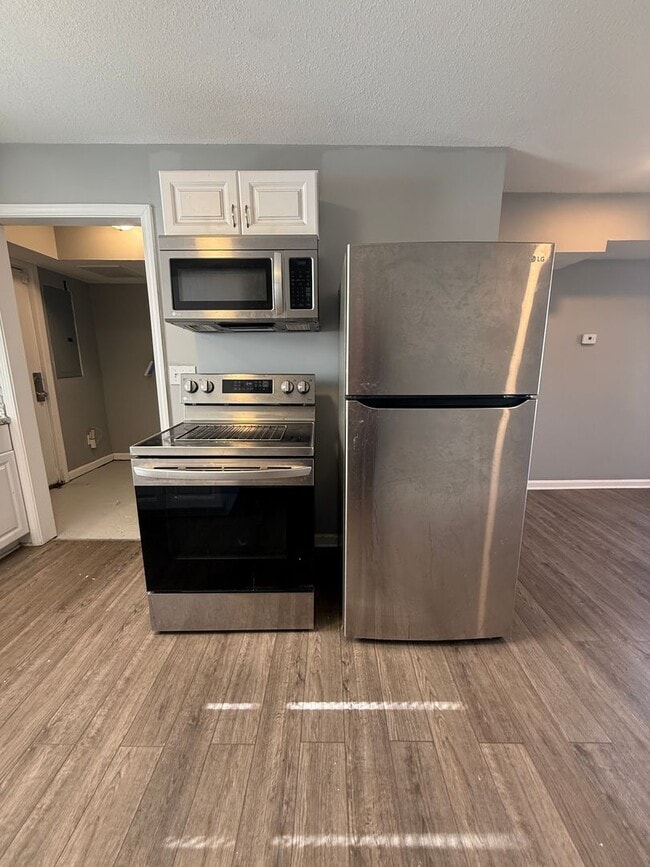 Building Photo - Spacious 2-bedroom, 1-bath home featuring all-electric utilities for efficient living!