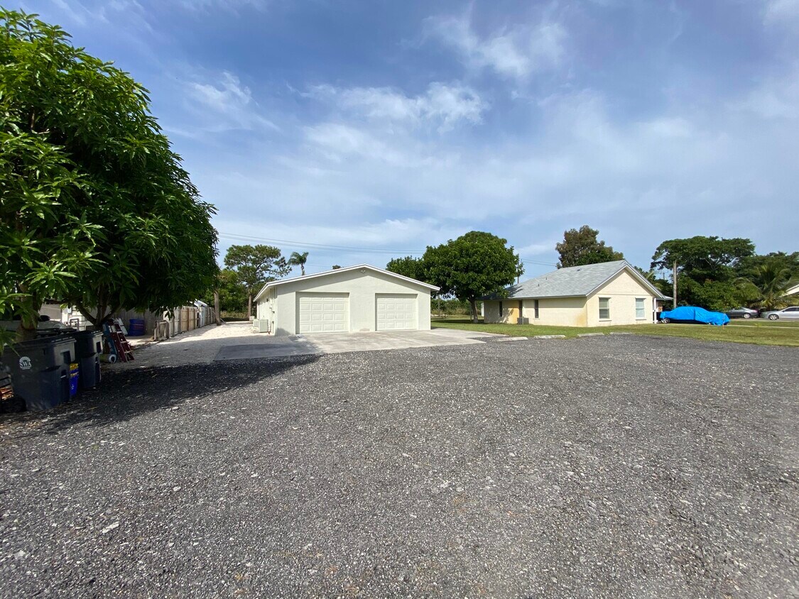 2923 47th Ave S, West Palm Beach, FL 33415 Townhome Rentals in West