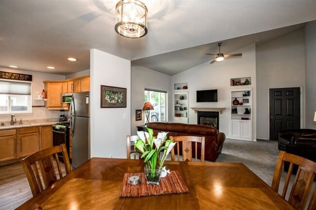 Building Photo - 2 bedroom Townhome close to Whitefish Lake Golf Course