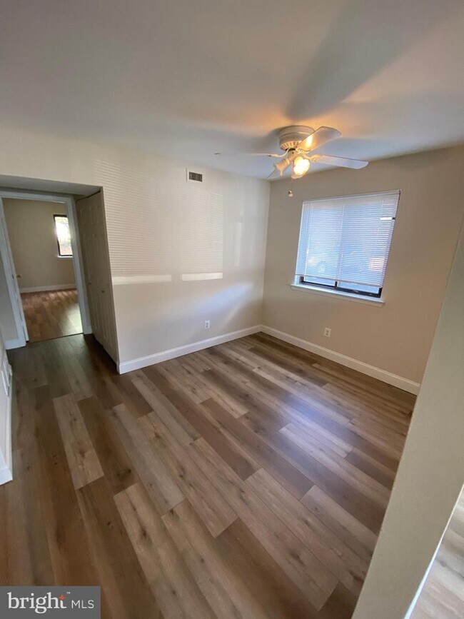 Building Photo - 1031 Oakwood Dr