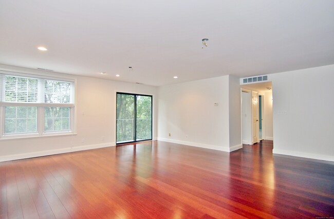 Foto del edificio - 140 Field Point Rd