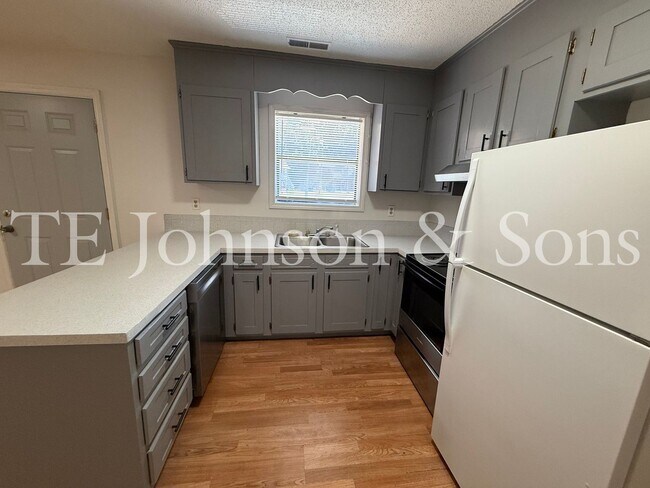 Building Photo - 1506 Oakshire-Water Included