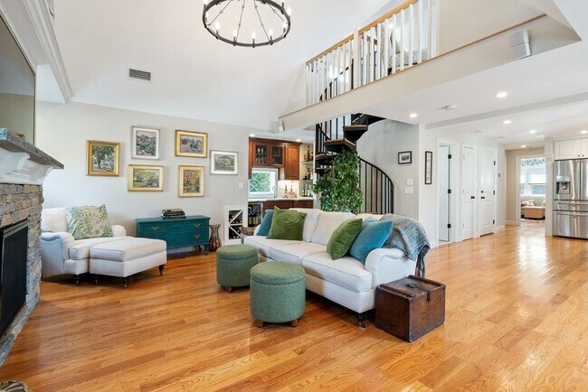 Building Photo - 2 Symmes St