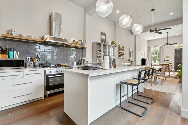 Building Photo - 719 Philip St