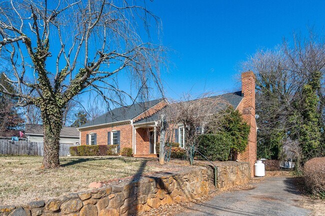 Building Photo - Beautiful 3 Bedroom House