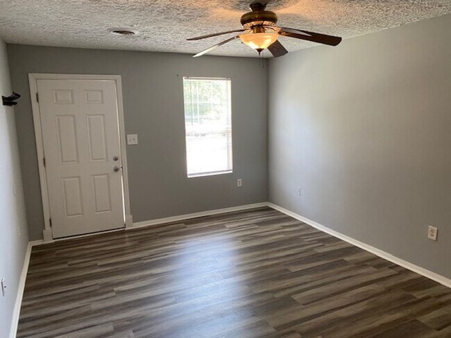 Building Photo - Maryville 37803 - 2-bedroom, 1-bath Duplex for Rent in Blount County - Call Chad Weeks (865) 567-...