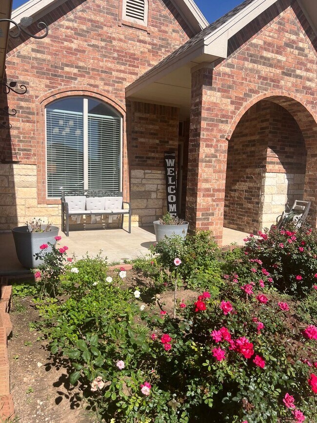 Building Photo - Welcome home to this beautiful home that i...