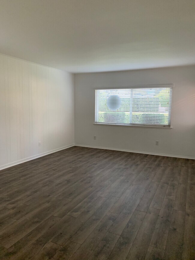 sala de estar - 16748 San Fernando Mission Blvd