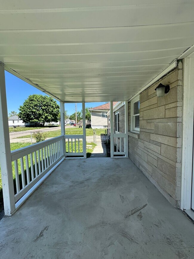 Foto del edificio - Backyard Nights & Front Porch Mornings — Cozy 3BR Brick Ranch in Fairlawn