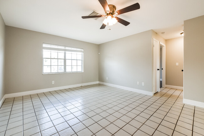Building Photo - 1025 Ireland Dr