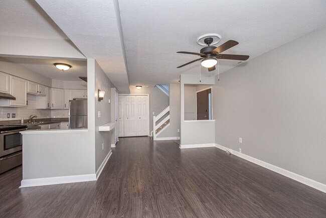 Foto del edificio - 7392 Creekwood Dr