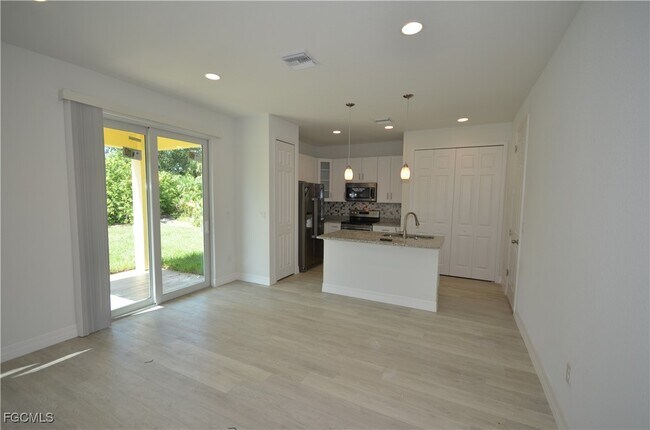 Foto del edificio - 272 Pelton Cir
