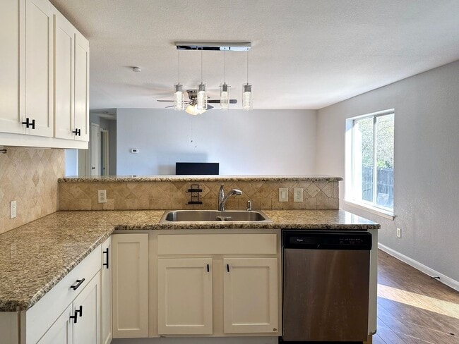 Building Photo - Lake Front 4 Bedroom / 2 Bath