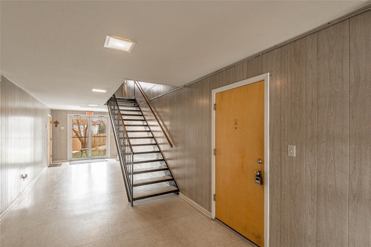 Building Photo - 818 University Ave