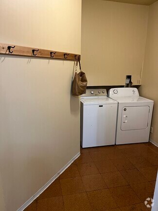 Building Photo - 115 1st St W