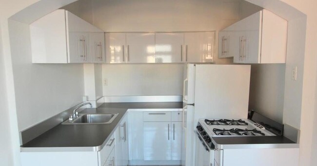 Foto del edificio - 2760 N Pine Grove Ave