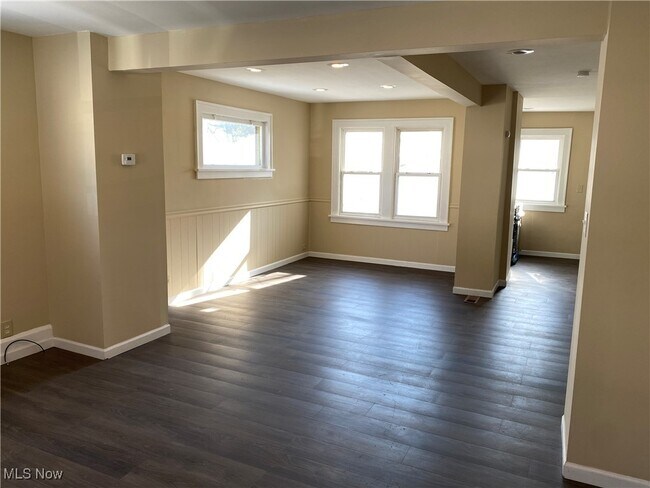 Building Photo - 5161 Greenhurst Dr