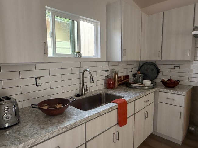 Kitchen - 3059 Sycamore Ave