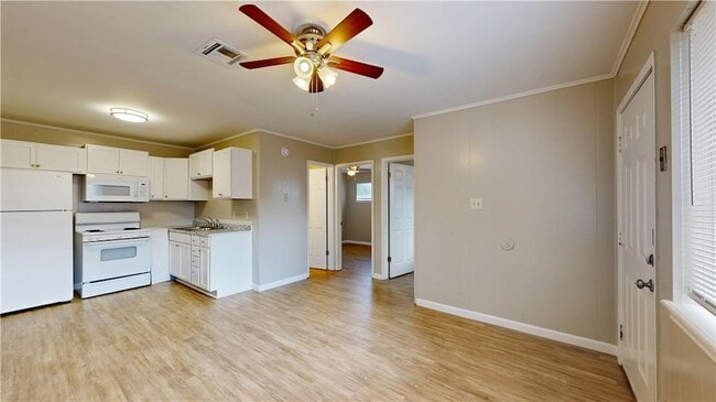 Building Photo - 208 Lynn Dr