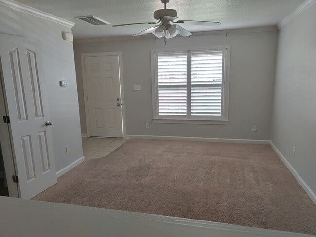 Building Photo - This unit is in a great location!