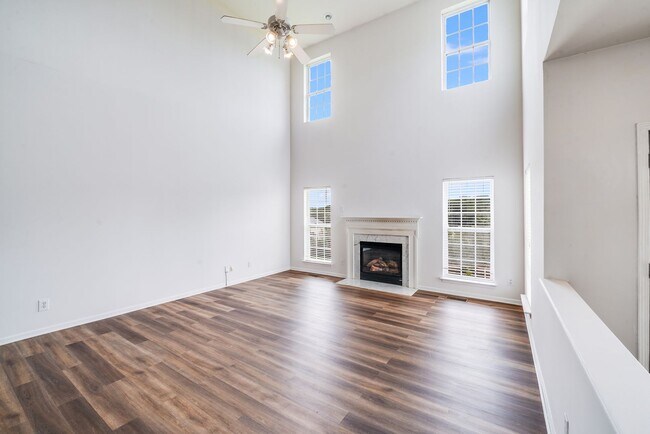 Foto del edificio - Enjoy Riverfront Living! Spacious 4-Bedroo...
