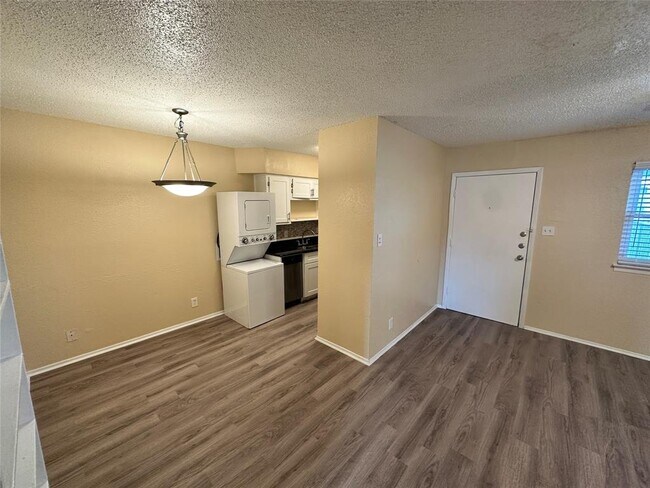 Foto del edificio - 2401 Manor Rd