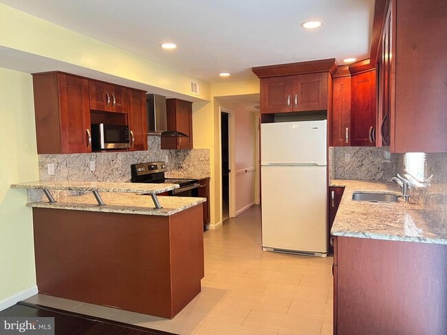 Building Photo - 640 Chapelgate Dr
