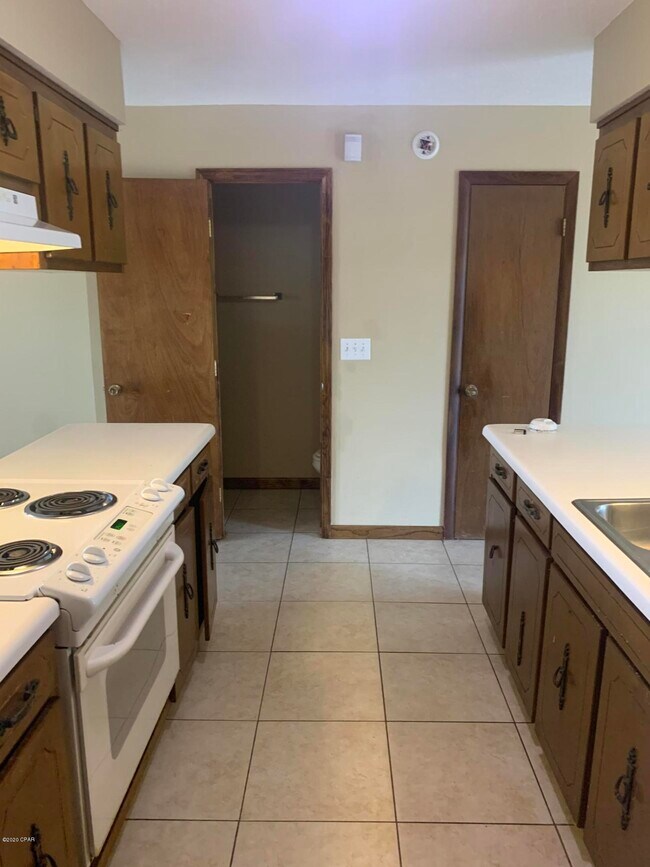 Building Photo - 120 Parker Village Cir