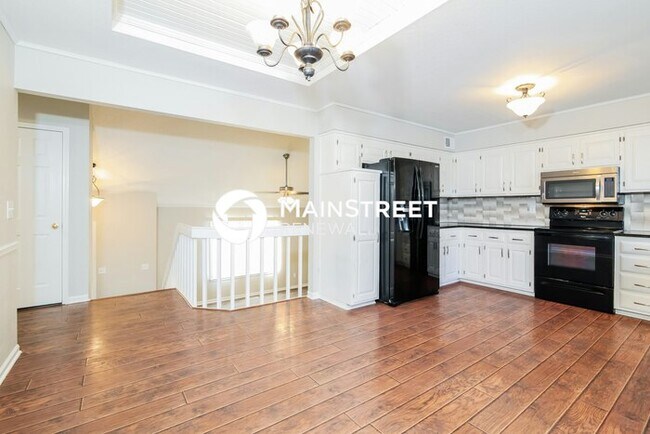 Foto del edificio - 4 Bedroom Pet-Friendly Home in GRANDVIEW, MO with Main Street Renewal