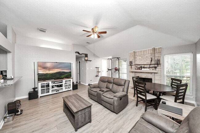 Foto del edificio - 19422 Lake Hollow Ln