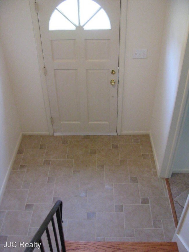 Building Photo - 4 br, 2.5 bath House - 11 Lois Lane