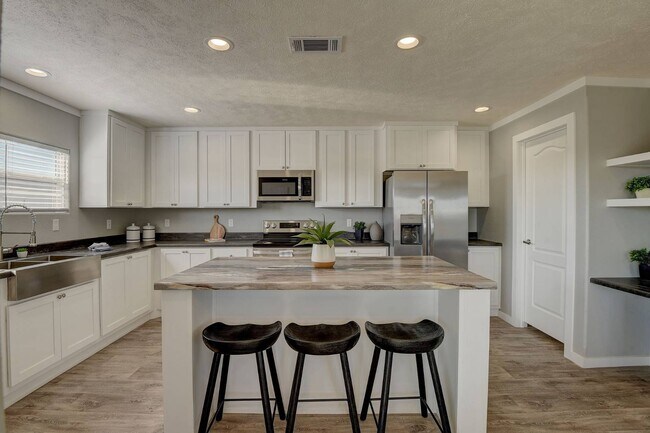 Foto del edificio - 1040 Monarch Dr