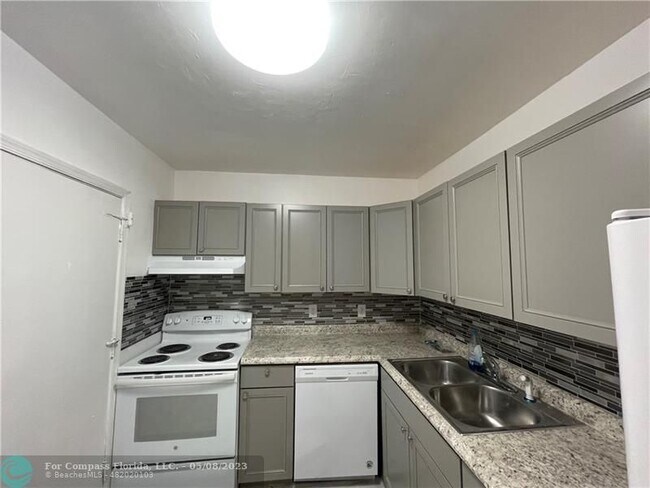 Foto del edificio - 2180 NE 67th St