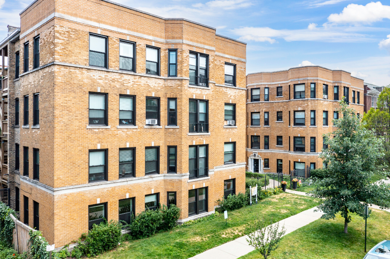 Foto del edificio - Renovated Units Blocks From The Lake and D...