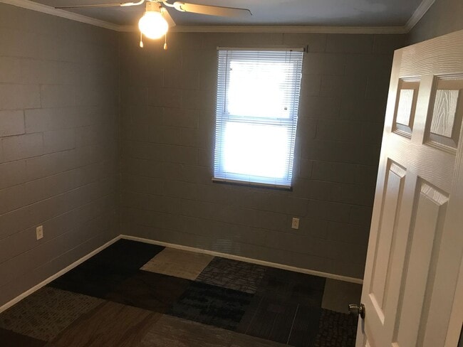 Building Photo - 203 Morton St