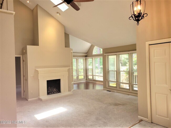 Building Photo - 301 Hampton Dr