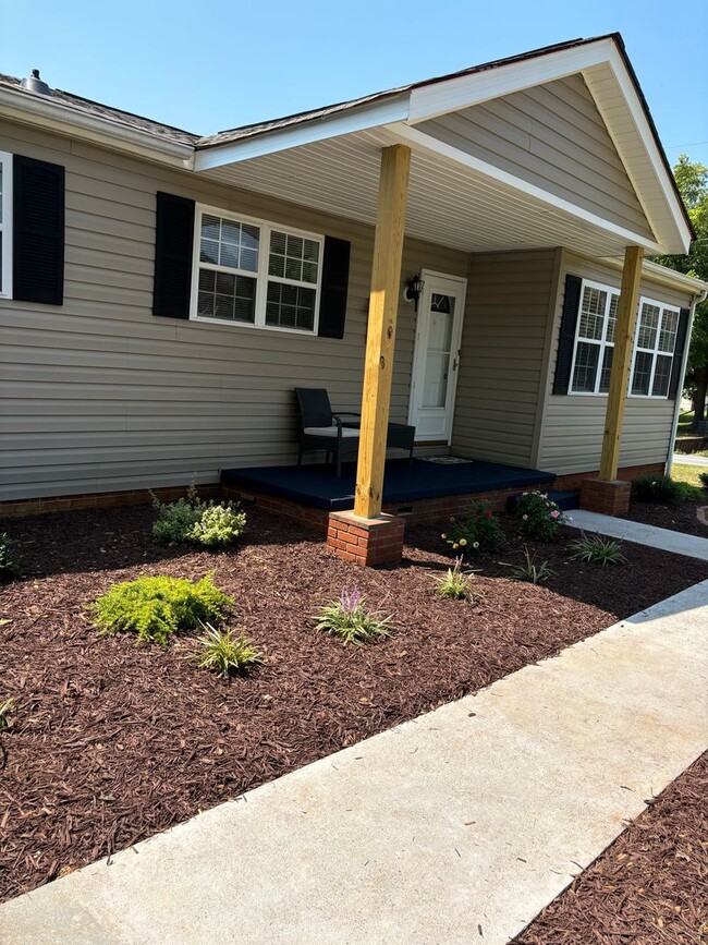 Building Photo - 3 Bedroom East Rowan Home