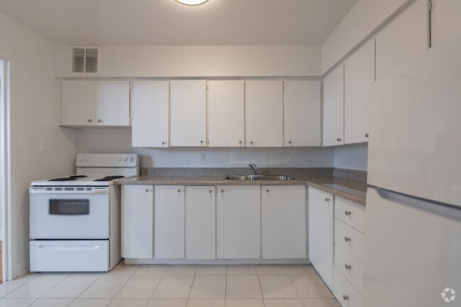 1BR, 1BA - 625SF - Kitchen - Dublin Street Apartments