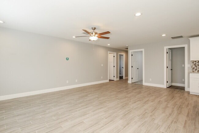 Building Photo - 4920 S 23rd Ave