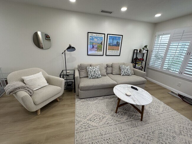 Building Photo - Remodeled 2 Bedroom 1.5 Bath Attached Town...