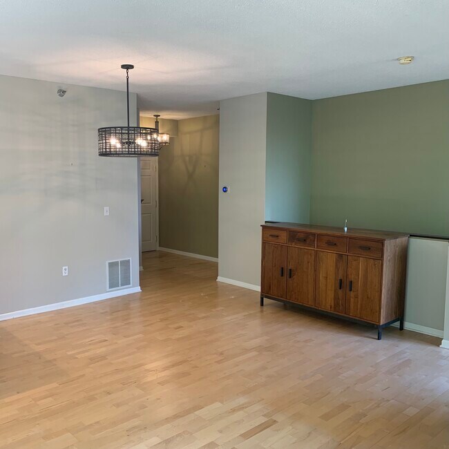 Dining Room & Entrance - 645 N 1st St