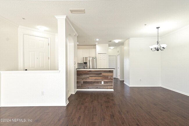 Building Photo - 155 Calle el Jardin