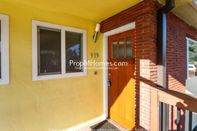 Foto del edificio - Beautiful Two Bedroom Apartment on Rosemon...