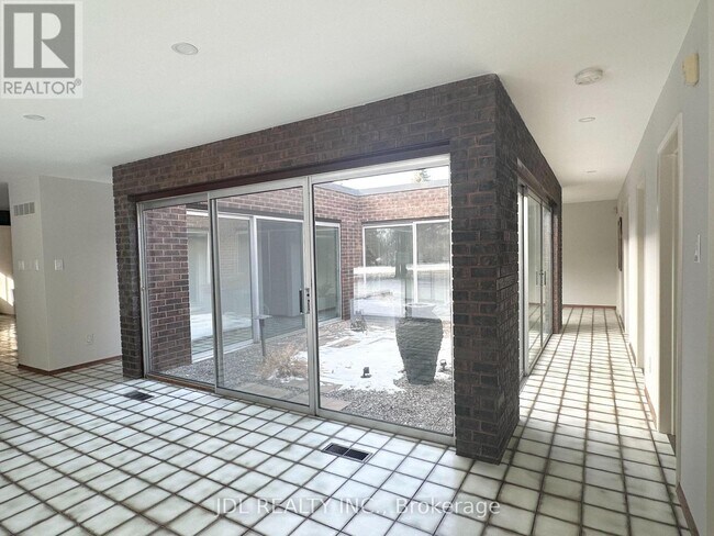 Building Photo - 17 Fairway Heights Crescent