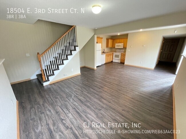 Foto del edificio - 18504 E 3rd St Ct N