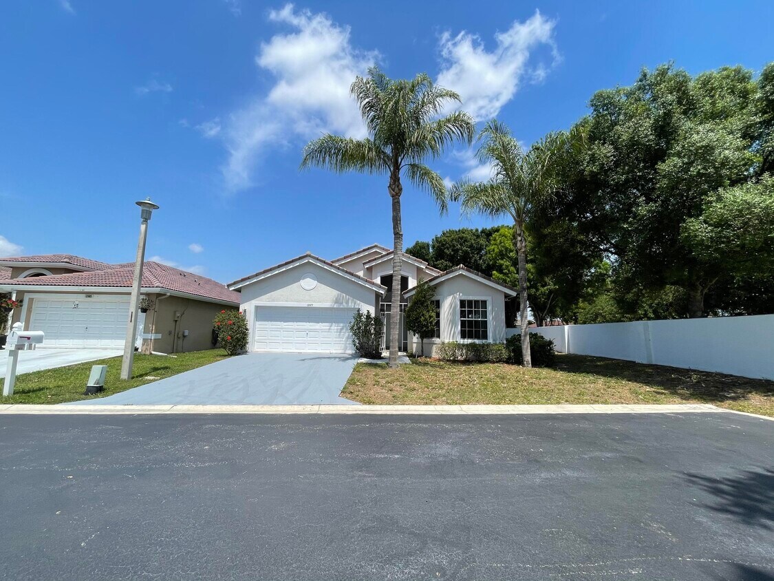 Primary Photo - 12077 Sunset Point Cir