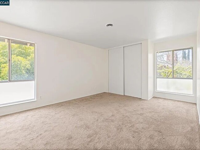 Building Photo - 142 Blue Ridge Dr