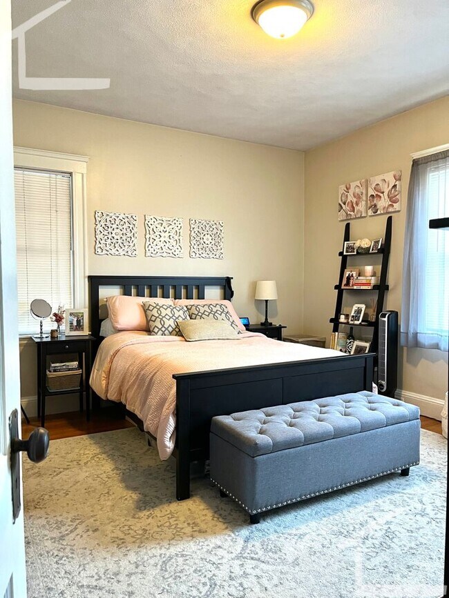 Foto del edificio - 9/1 No Fee! Oversized Brighton 3BR apartment w/parking!