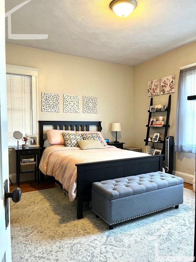 Photo - HUGE 3 bed duplex in the heart of Oak Square! House