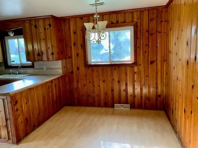 Foto del edificio - Adorable Washington Park Cottage! Move in Special- $500.00 of the first month with a 13 month lease